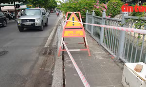 Vỉa hè công trình kỷ niệm 60 năm Ngày Giải phóng Thủ đô bỗng sụt lún chưa rõ nguyên nhân