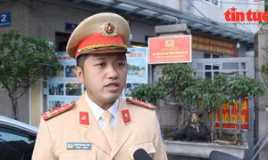 Cảnh sát giao thông xử phạt người đi bộ vi phạm luật giao thông