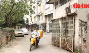 Hà Nội: Nhà nằm giữa đường gây mất an toàn giao thông