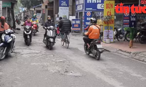 Bao giờ con đường 'đau khổ' ở quận Cầu Giấy, Hà Nội mới được cải tạo?