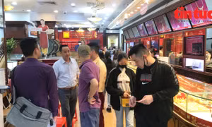 Giá vàng tăng vọt 2 triệu đồng trong ngày 9/4, người dân vẫn đổ xô đi mua