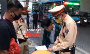 Cảnh sát giao thông xử phạt người đi bộ vi phạm luật giao thông