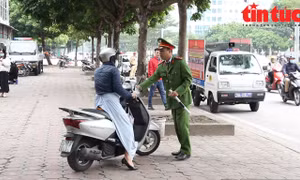 Ra quân xử lý tình trạng đi ngược chiều trên đường Dương Đình Nghệ (Hà Nội)