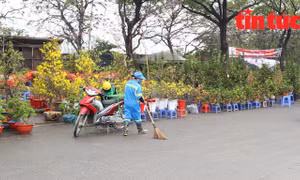 Công nhân môi trường căng mình dọn rác tại các chợ hoa xuân