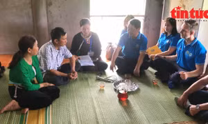 Đi từng ngõ, gõ từng nhà để điều tra, thu thập thông tin 53 dân tộc thiểu số