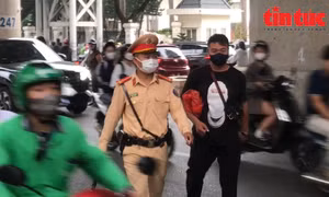 Cảnh sát giao thông kiểm tra, xử lý người đi bộ qua đường không đúng nơi quy định.