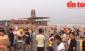 Chen chân tắm biển ở khu vực nhà thờ đổ Nam Định dịp nghỉ Lễ 30/4-1/5
