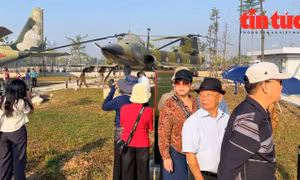 Bảo tàng Lịch sử quân sự Việt Nam thu hút đông đảo người dân và du khách trong ngày đầu mở cửa
