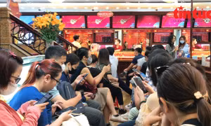 Người dân xếp hàng dài chờ giao dịch vàng, số lượng mua bị giới hạn