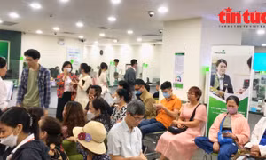 Người dân xếp hàng dài chờ mua vàng miếng SJC tại ngân hàng
