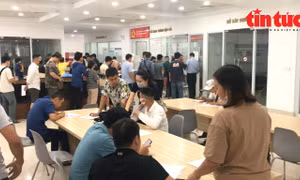 Hà Nội: Người dân xếp hàng dài chờ làm thủ tục cấp đổi giấy phép lái xe