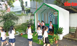 Học sinh thích thú với “Nhà phân loại rác thân thiện” đầu tiên ở Hà Nội