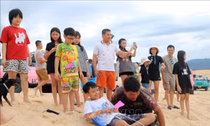 Đề xuất hoán đổi ngày làm việc để nghỉ 5 ngày lễ 30/4 - 1/5/2025