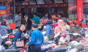 Phát hiện tình trạng thuê xếp hàng mua vàng 'bình ổn'