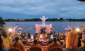 Lễ hội hoa đăng trên dòng sông Hương