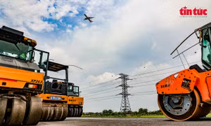 Thảm nhựa những km đầu tiên 'siêu dự án' Đường Vành đai 4 - Vùng Thủ đô