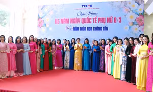 Phái đẹp Thông tấn duyên dáng trình diễn áo dài và trổ tài cắm hoa