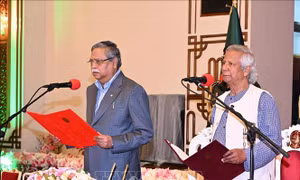 Bangladesh thành lập chính phủ lâm thời sau khi thủ tướng chạy ra nước ngoài