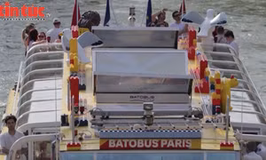 Thưởng ngoạn cảnh đẹp Paris mùa Olympic trên con thuyền lắp bằng Lego