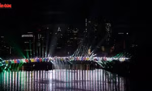 Cầu Floesserbruecke ở Frankfurt thắp sáng lung linh trước mùa Euro 2024