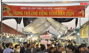 Du khách trẩy hội chợ Viềng, Nam Định