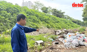 'Núi rác lộ thiên' mới dưới chân Vành đai 2 và ven bờ sông Tô Lịch