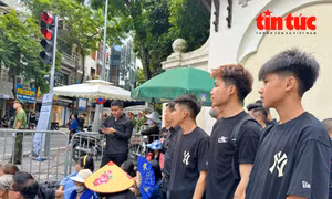 Người dân tập trung từ sáng gần Nhà tang lễ, chờ vào viếng Tổng Bí thư Nguyễn Phú Trọng