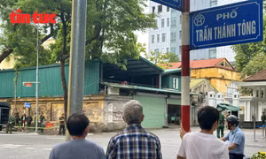 Trước cổng Nhà tang lễ Quốc gia, người dân tiếc thương Tổng Bí thư Nguyễn Phú Trọng 