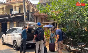 Làng cổ Đường Lâm ‘hút’ khách dịp nghỉ lễ