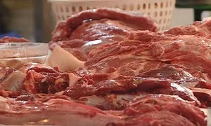 Người dân lo lắng về giá cả và chất lượng thịt lợn