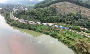 Thông tuyến đường sắt Bắc - Nam qua Hà Tĩnh sau sự cố lật tàu hàng