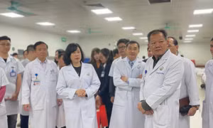 Bộ trưởng Bộ Y tế kiểm tra tại bệnh viện Việt Đức