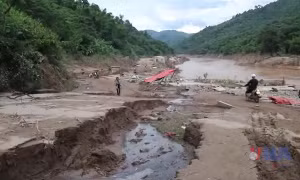 Sạt lở núi, lũ cuốn trôi gây hư hỏng nghiêm trọng Quốc lộ 16
