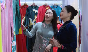 Áo dài xưa đón Tết về