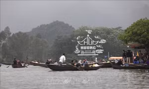 Hơn 1,9 vạn lượt khách đến thắng cảnh Chùa Hương