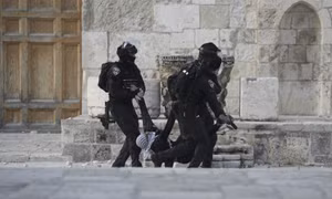 Cảnh sát Israel đụng độ với người Palestine tại đền thiêng
