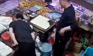 Tiểu thương ngất lịm ngay sau khi bị người lạ dán cao dán bí ẩn lên người