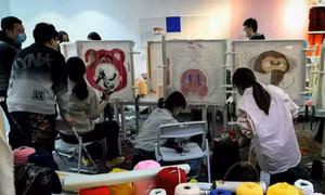Thanh niên Trung Quốc dệt thảm giải tỏa căng thẳng