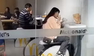 Thực khách vừa đạp xe vừa ăn uống tại cửa hàng thức ăn nhanh