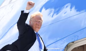 Video Tổng thống Trump lên máy bay thẳng hướng Singapore