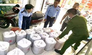Thu giữ 540 lít rượu màu thủ công không rõ nguồn gốc