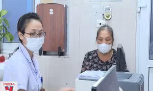Giữ chân nhân viên y tế trong hệ thống công lập