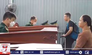 Nhộn nhịp khách du lịch qua lại hai bên biên giới