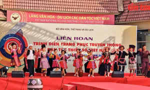 Tưng bừng Liên hoan trình diễn trang phục các dân tộc khu vực phía Bắc lần thứ nhất năm 2022