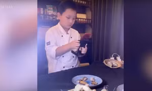 Bé trai 10 tuổi thành ngôi sao nấu ăn, video ẩm thực cực kỳ ấn tượng