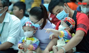 Hai bé Trúc Nhi và Diệu Nhi đón Tết Trung thu ở bệnh viện