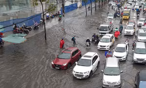 Người dân lo nhà thành 'hầm chứa nước' khi nâng đường Nguyễn Hữu Cảnh 