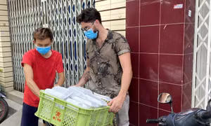 Anh Tây ‘hoá’ shipper phát cơm từ thiện cho người nghèo tại TP Hồ Chí Minh