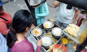 Độc đáo người bán bánh dùng muôi 'vẽ' bột thành... thú
