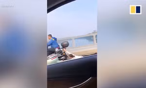 Video người phụ nữ bị xe máy kéo lê hàng chục mét ở Trung Quốc